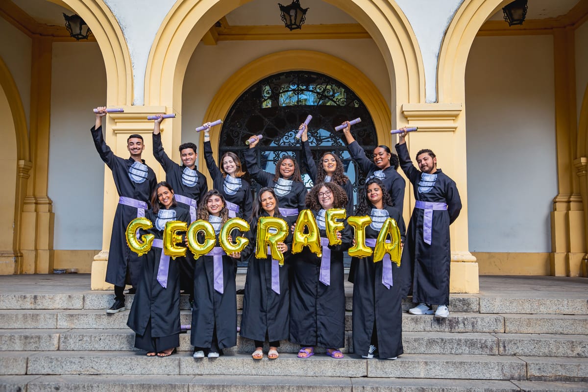 Turma de Geografia com balões formando o nome do curso
